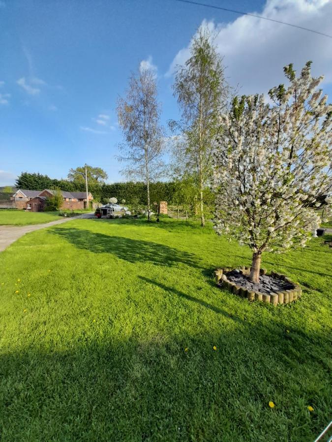 Mile House Barn Bed & Breakfast Нантвіч Екстер'єр фото